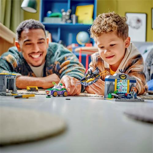LEGO 76272 Batcueva con Batman, Batgirl y The Joker