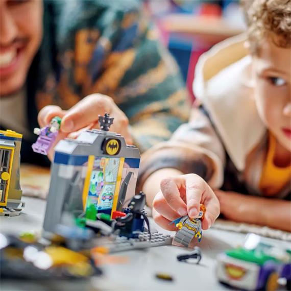 LEGO 76272 Batcueva con Batman, Batgirl y The Joker