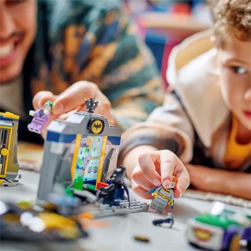 LEGO 76272 Batcueva con Batman, Batgirl y The Joker