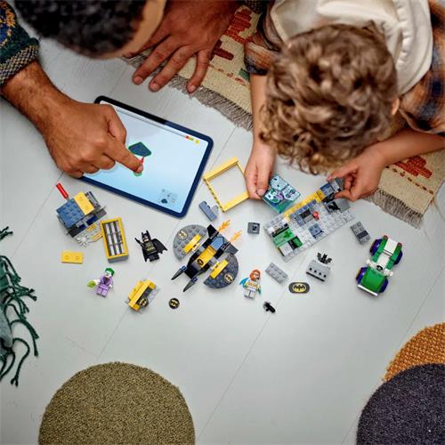 LEGO 76272 Batcueva con Batman, Batgirl y The Joker
