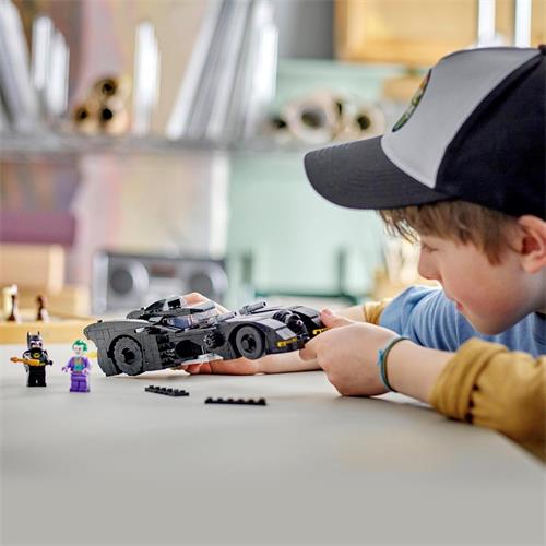 LEGO 76224 Batmobile: Caza de Batman vs.The Joker